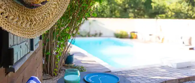 Piscine dans un jardin méditerranéen
